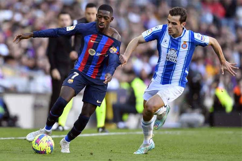 Le défenseur espagnol de l'Espanyol Brian Olivan (R) s'oppose à l'attaquant français Ousmane Dembele du FC Barcelone.