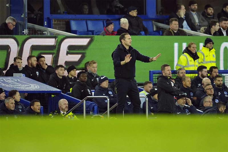 L'entraîneur principal d'Everton, Frank Lampard, au centre, pendant le match de football de Premier League anglaise entre E