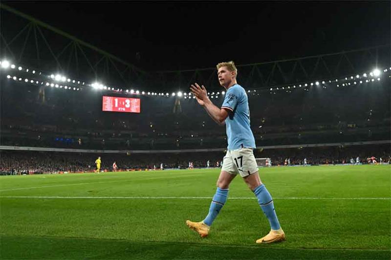 Le milieu de terrain belge de Manchester City, Kevin De Bruyne, applaudit alors qu'il célèbre la fin de la rencontre.