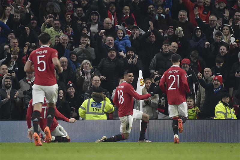 Le joueur de Manchester United, Casemiro (18), célèbre avec ses coéquipiers après avoir marqué le deuxième but de son équipe. 
