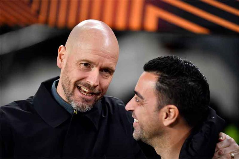 L'entraîneur néerlandais de Manchester United, Erik ten Hag (à gauche), discute avec l'entraîneur espagnol du FC Barcelone, Xavi, pendant le match.