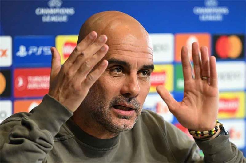 Le manager espagnol de Manchester City, Pep Guardiola, réagit lors d'une conférence de presse à Mancheste.