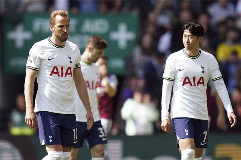 Harry Kane, à gauche, et Son Heung-min, de Tottenham, regardent le match après avoir encaissé le premier but de la rencontre.